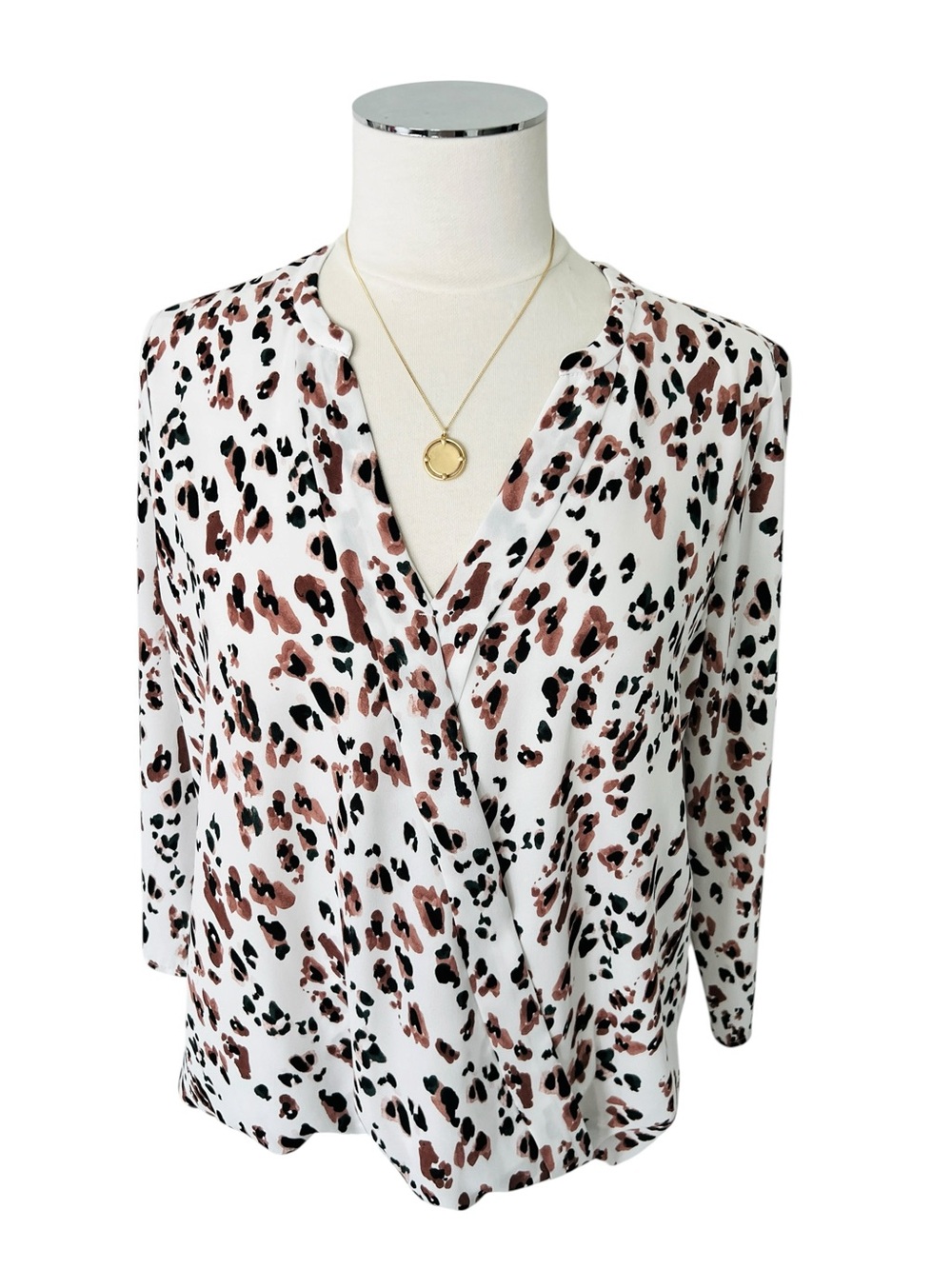 FINN & GRACE Women's White Animal Print V-Neck Blouse Brown Spots Size Small